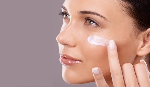 استفاده از ضد آفتاب در منزل | استفاده مداوم از ضد آفتاب | ایا ضد افتاب پوست را روشن میکند