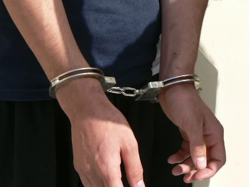 بازداشت مردی که کیف ۲۰ نفر را قاپید/ کشف یوآن، دلار و یوروی سرقتی از خودروی سارق