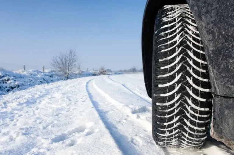 رانندگی در برف و یخبندان؛ راهنمای کنترل خودرو و نکات ضروری